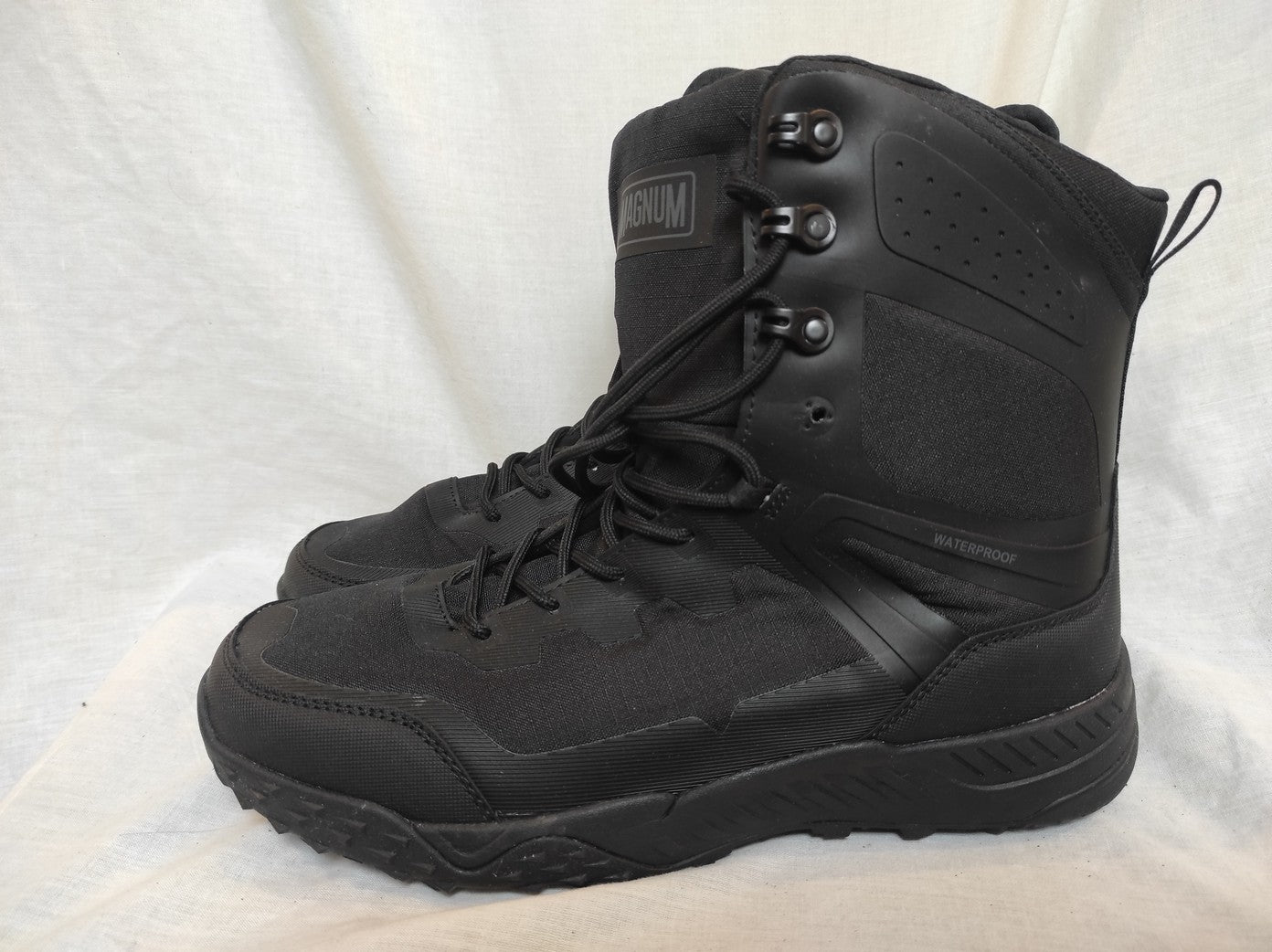 Near new MAGNUM Ultima 8.8 waterproof lined boots combat hiking side zip vegan