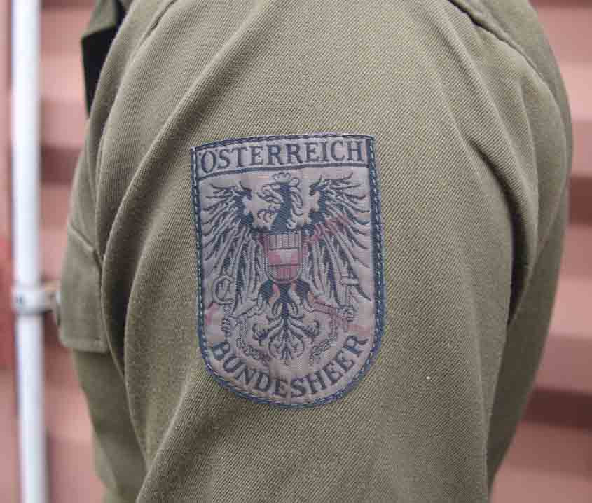 vintage 1980s Austrian army fieldshirt shirt jacket olive khaki f2 military mens