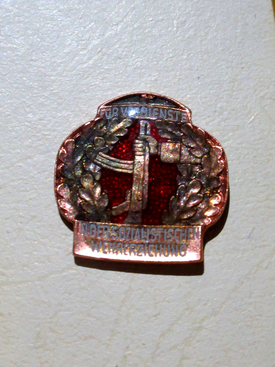New NVA East German Badge of Honour military insignia pin badge DDR army GDR communist volunteer unissued